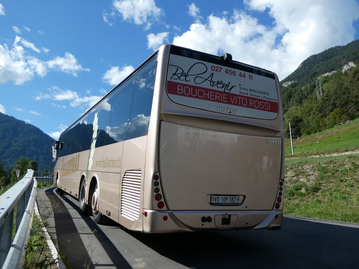 (239'921) - Ballestraz, Grne - VS 105'182 - Irisbus am 4. September 2022 in Orsires, Laiterie