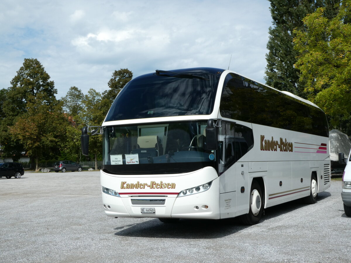 (239'976) - Kander-Reisen, Frutigen - BE 44'948 - Neoplan am 7. September 2022 in Thun, Lachenwiese