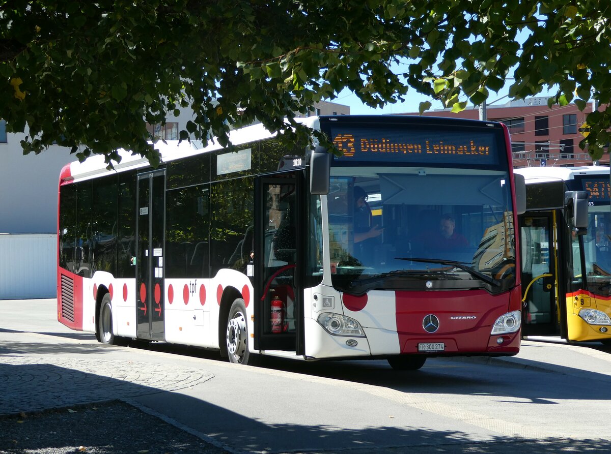 (239'995) - TPF Fribourg - Nr. 1010/FR 300'274 - Mercedes am 11. September 2022 beim Bahnhof Ddingen