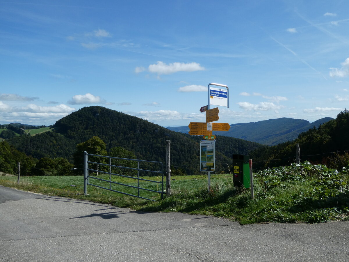 (240'105) - A-welle/PostAuto-Haltestelle am 18. September 2022 in Herbetswil, Hinterer Brandberg