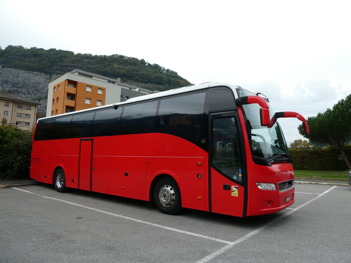 (240'659) - Closillon Tours, Monthey - VS 443'232 - Volvo (ex TMR Martigny) am 8. Oktober 2022 in St-Maurice, Route du Lman