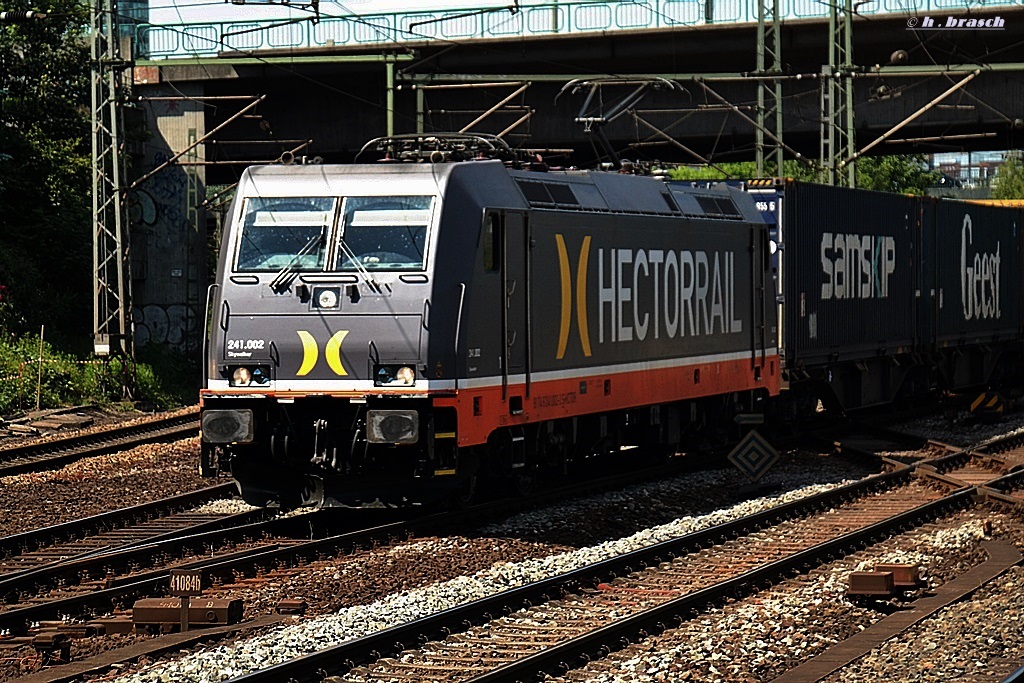 241 002 der HECTORRAIL zog einen containerzug durch hh-harburg,datum 06.06.14