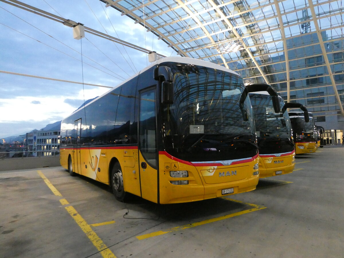 (241'043) - PostAuto Graubnden - GR 173'202 - MAN am 11. Oktober 2022 in Chur, Postautostation