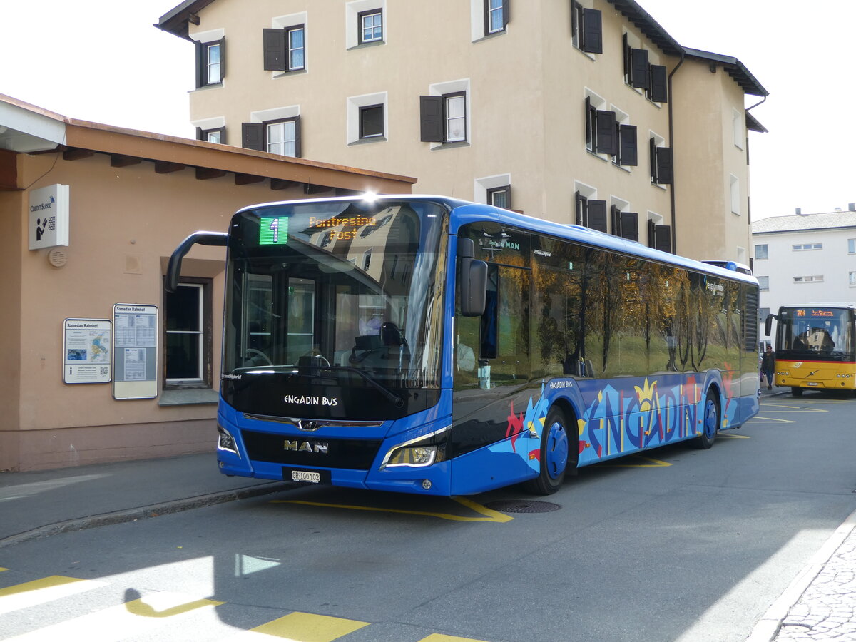 (241'106) - Engadin Bus, St. Moritz - Nr. 102/GR 100'102 - MAN am 12. Oktober 2022 beim Bahnhof Samedan