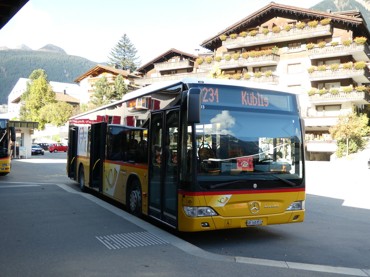 (241'141) - PostAuto Graubnden - GR 168'851 - Mercedes am 12. Oktober 2022 beim Bahnhof Klosters