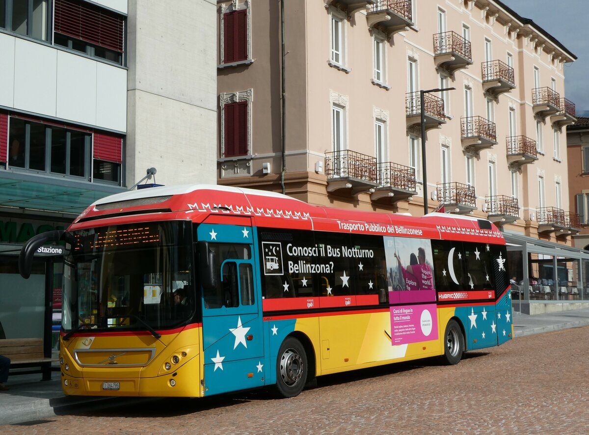 (241'305) - AutoPostale Ticino - TI 264'795 - Volvo am 14. Oktober 2022 beim Bahnhof Bellinzona