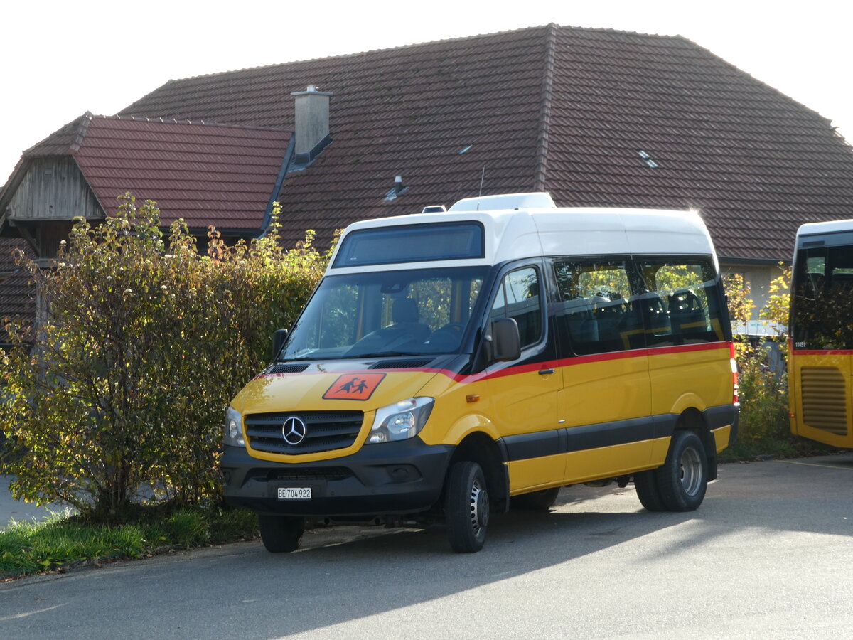 (241'886) - Engeloch, Riggisberg - Nr. 16/BE 704'922 - Mercedes (ex PostAuto Wallis) am 28. Oktober 2022 in Riggisberg, Garage