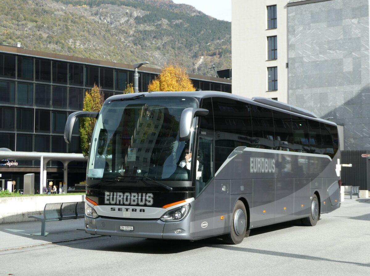 (241'978) - Welti-Furrer, Bassersdorf - Nr. 14/ZH 27'114 - Setra am 30. Oktober 2022 beim Bahnhof Visp