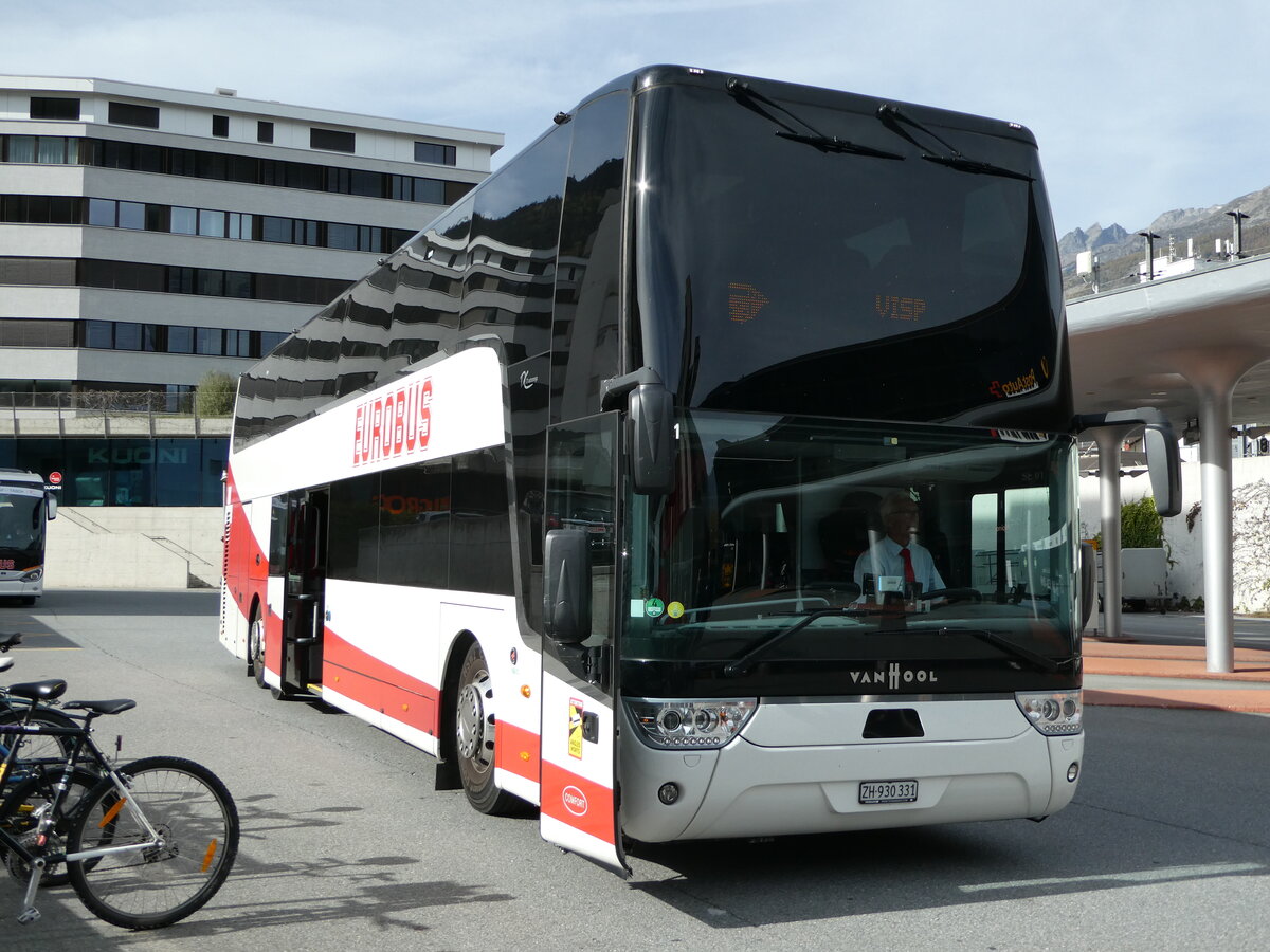 (241'979) - Welti-Furrer, Bassersdorf - Nr. SE01/ZH 930'331 - Van Hool (ex Eurobus swiss-express, Bassersdorf Nr. SE01) am 30. Oktober 2022 beim Bahnhof Visp