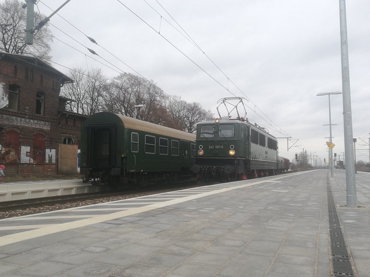 242 001 beim Kopfmachen im Bahnhof Calbe (Saale) Ost am 2.3.19