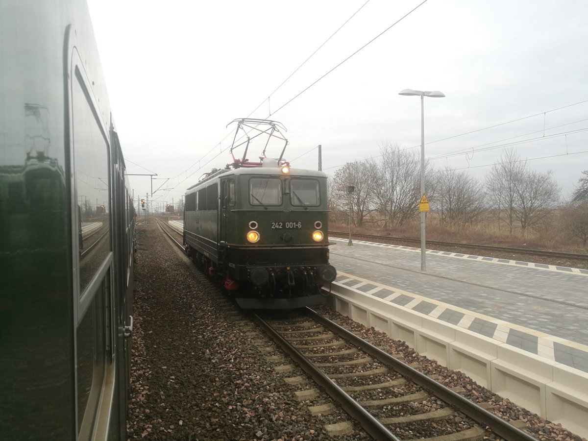 242 001 beim Kopfmachen im Bahnhof Calbe (Saale) Ost am 2.3.19