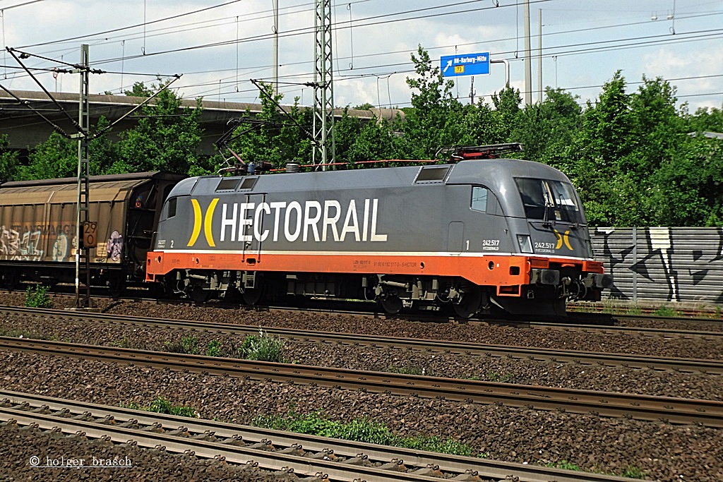 242 517 der HECTORRAIL zog einen gterzug am 10.06.13 durch hh-harburg