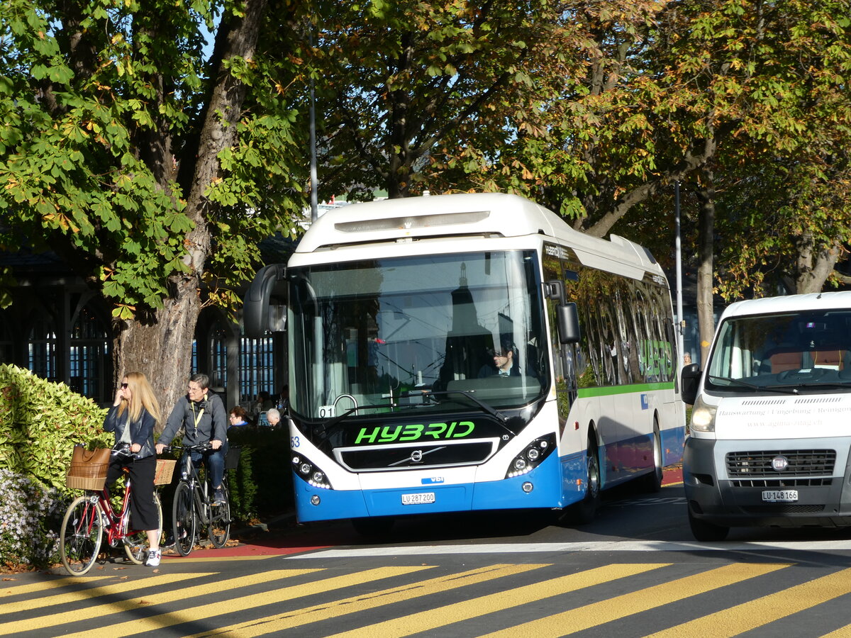 (242'064) - VBL Luzern - Nr. 53/LU 287'200 - Volvo am 31. Oktober 2022 beim Bahnhof Luzern