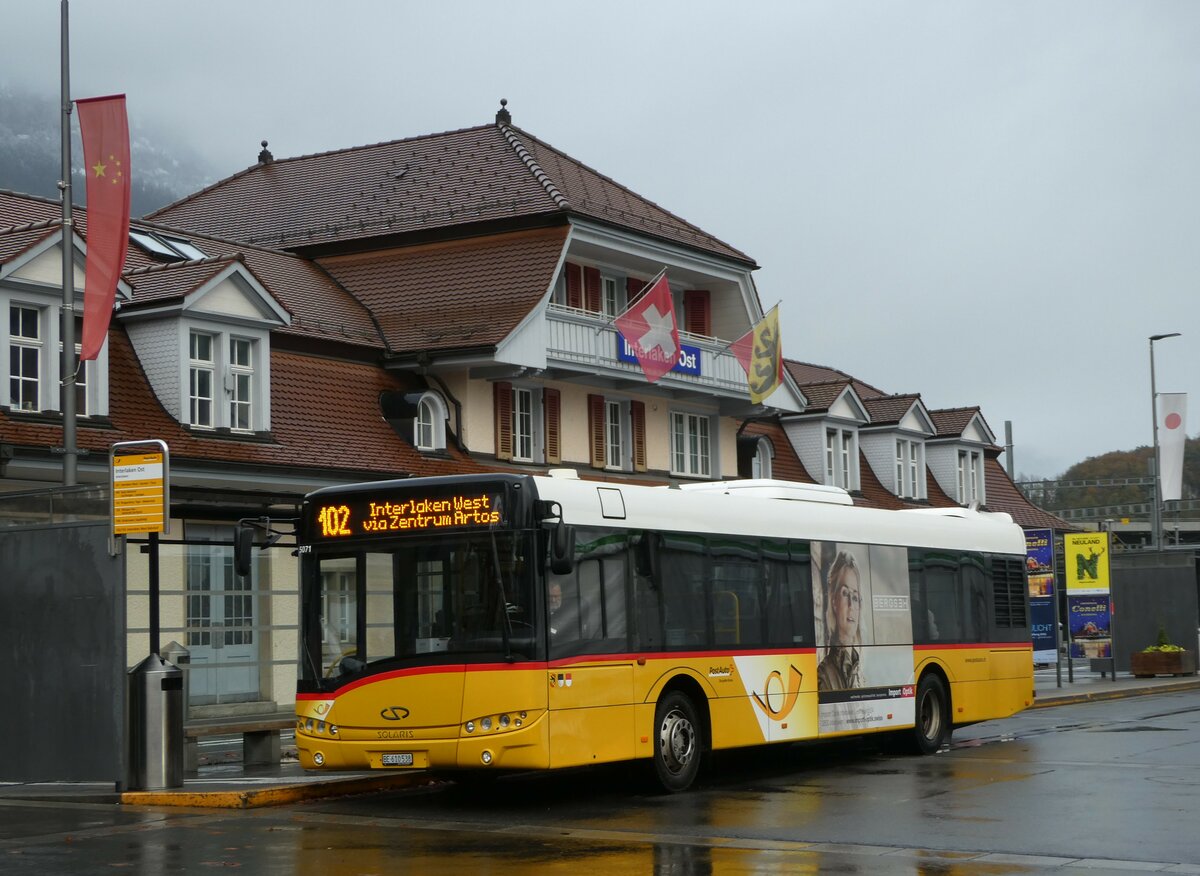 (242'119) - PostAuto Bern - BE 610'538 - Solaris am 5. November 2022 beim Bahnhof Interlaken Ost