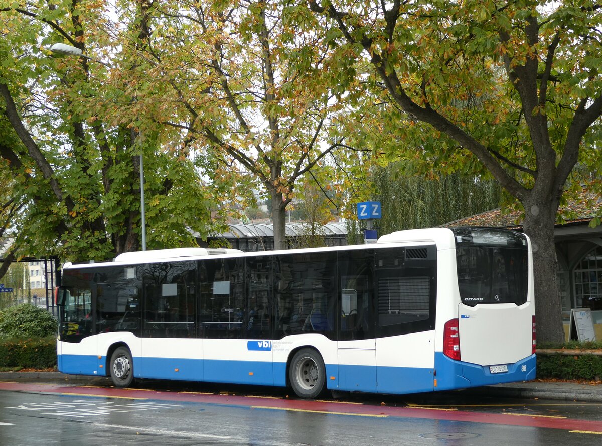 (242'190) - VBL Luzern - Nr. 86/LU 240'308 - Mercedes am 5. November 2022 beim Bahnhof Luzern