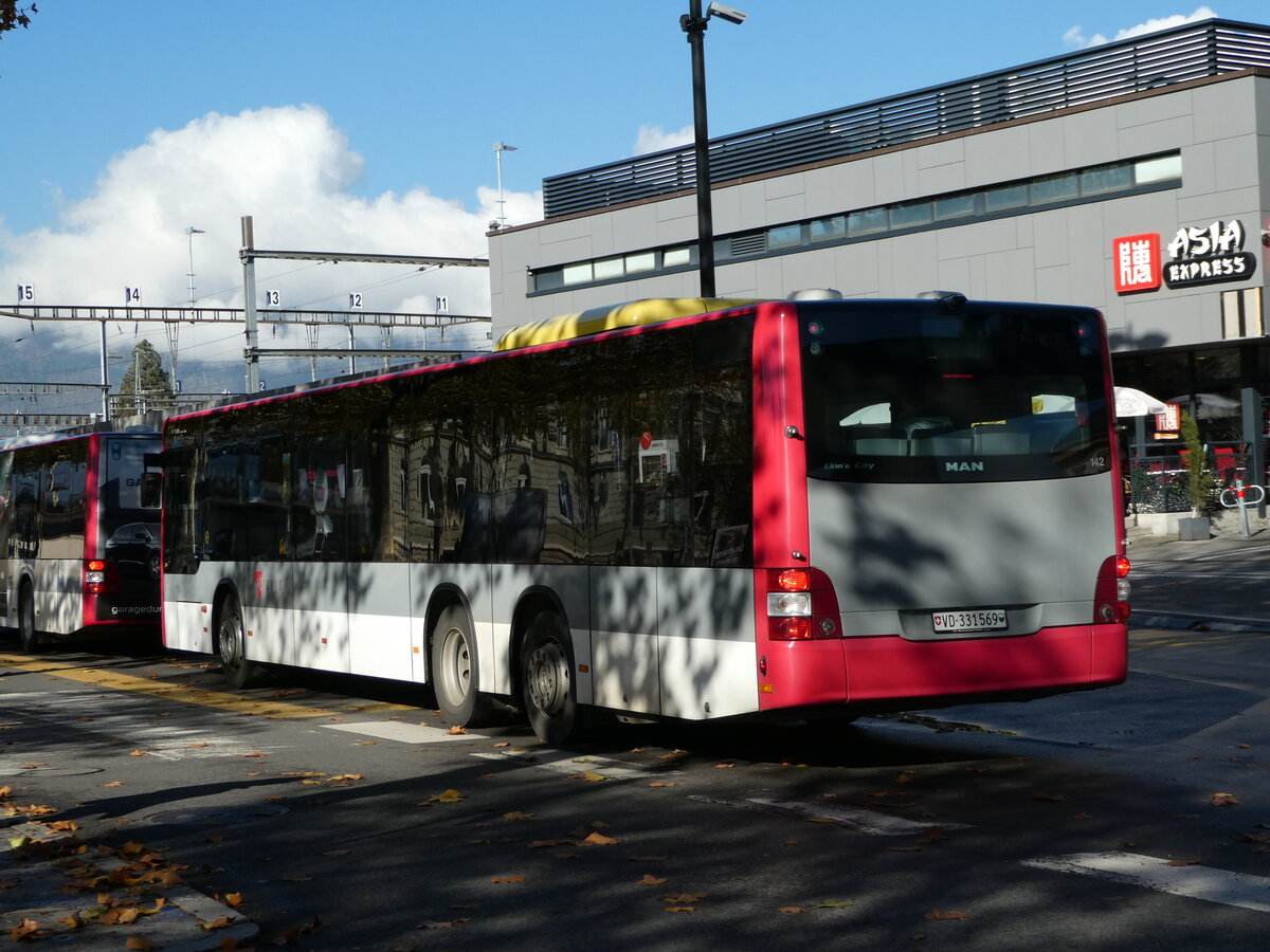 (242'344) - TRAVYS Yverdon - Nr. 142/VD 331'569 - MAN (ex STI Thun Nr. 131) am 10. November 2022 beim Bahnhof Yverdon