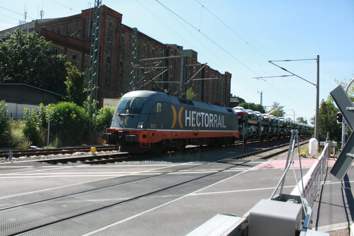 242.516 von Hectorrail mit einem gterzug bei der durchfahrt in Niemberg am 30.7.20