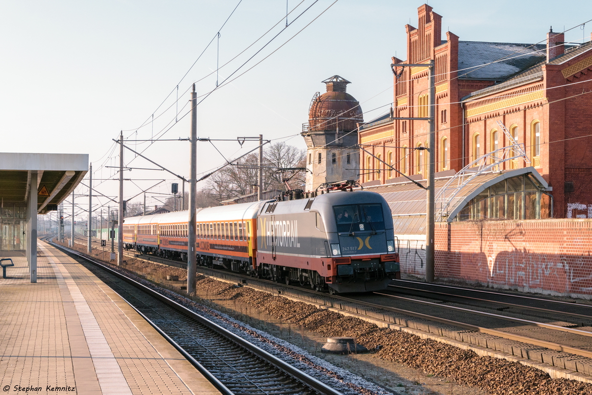 242.517  Fitzgerald  (182 517-3) Hector Rail AB mit dem Locomore (LOC 1818) von Stuttgart Hbf nach Berlin-Lichtenberg in Rathenow. Netten Gru zurck an den Tf! 16.12.2016