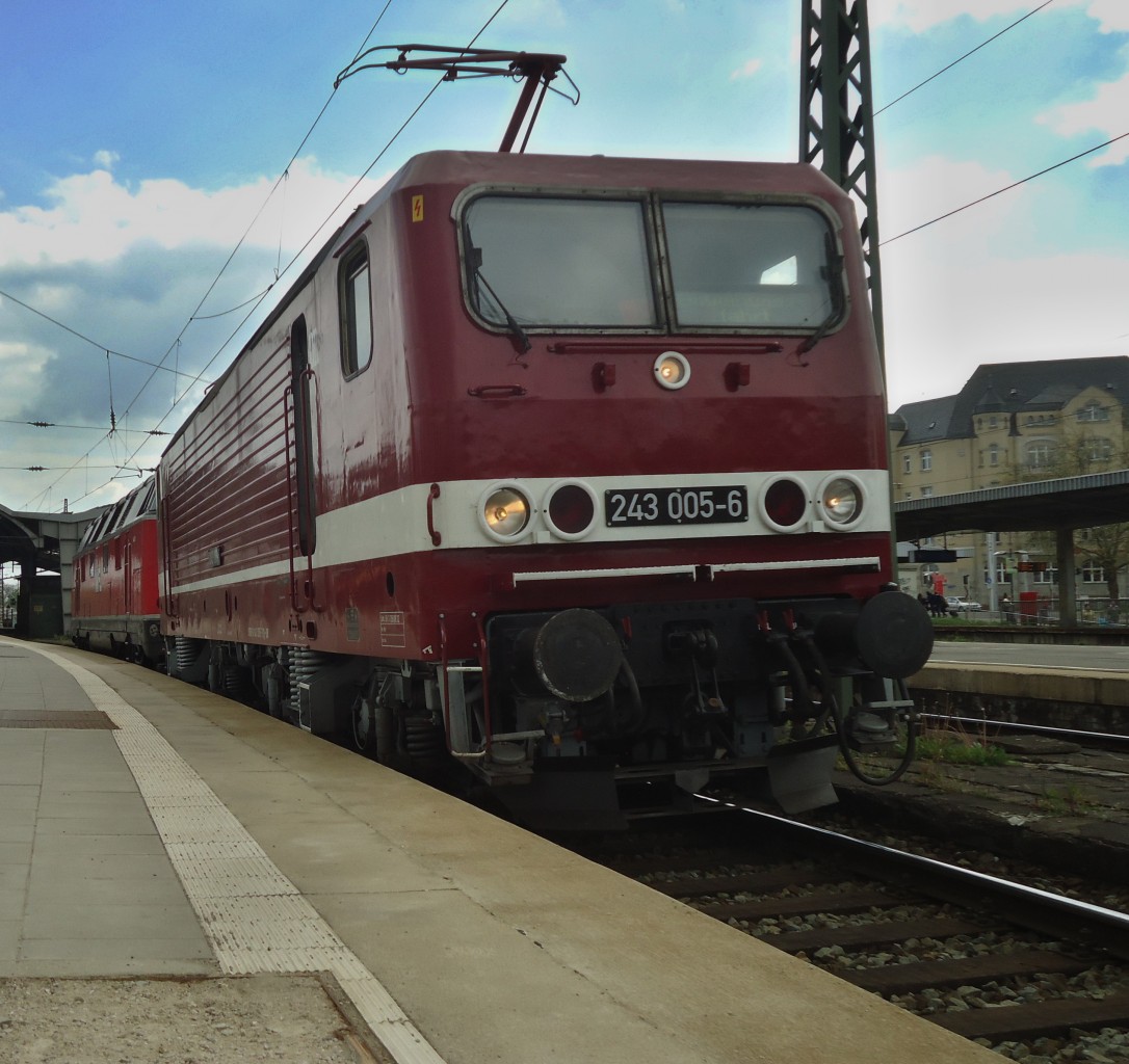 243 005-6 (143 005-7) stand zusammen mit WFL 228 501-3 im Hallenser Hauptbahnhof. 228 501-3 wurde abgekuppelt und 243 005-6 fuhr ins Bw Halle P. Aufgenommen am 13.04.2014. 