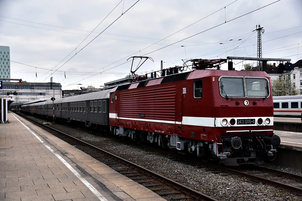 243 005-6 stand mit einen sonderzug in hh-altona,06.05.17