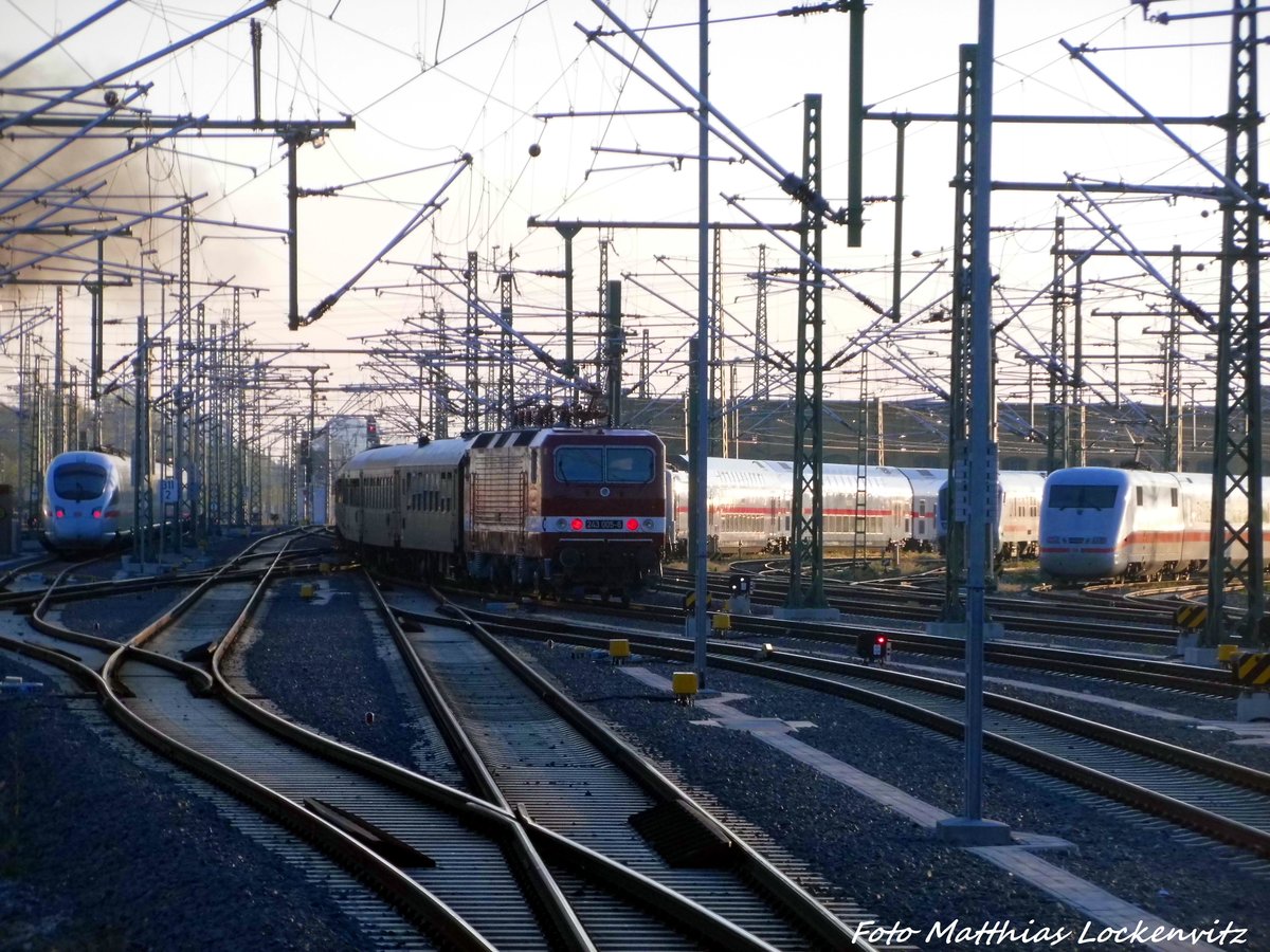 243 005 am Zugschluss des Sonderzuges beim verlassen des Leipziger Hbf´s in Richtung Hamburg am 7.5.16