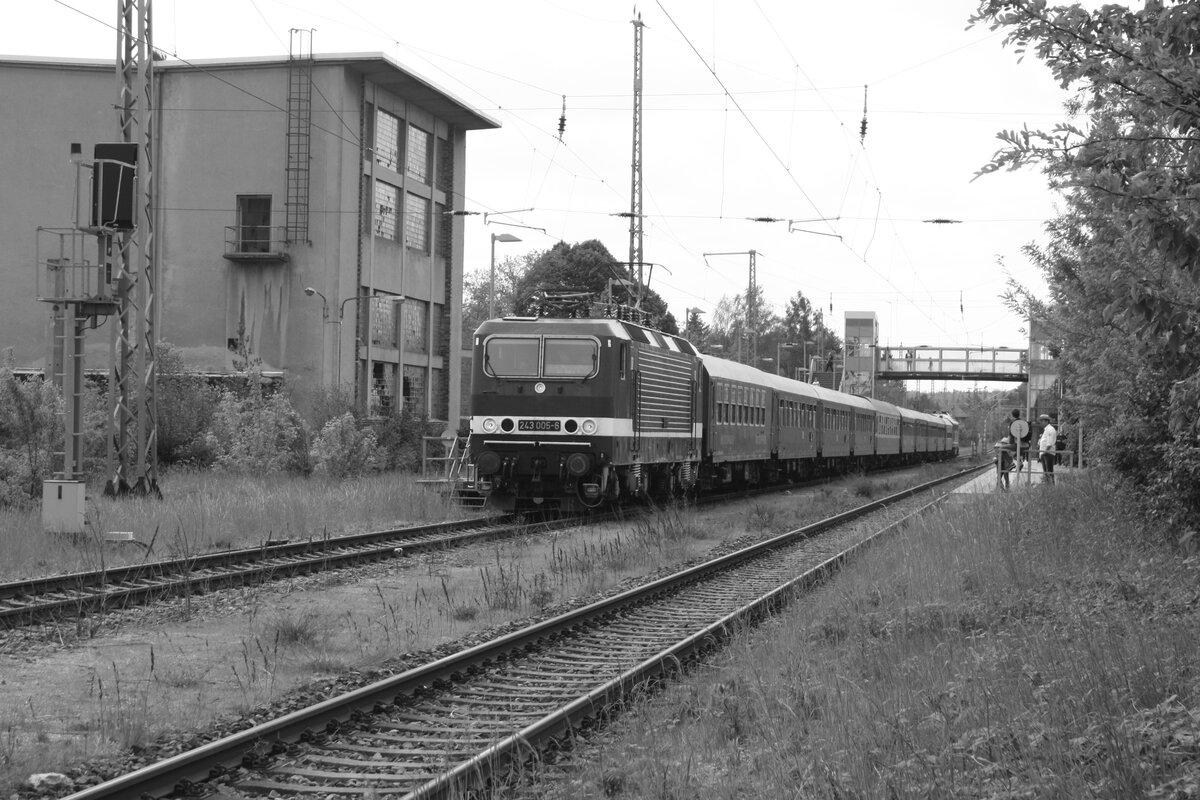 243 005 mit 232 601 der WFL verlsst mit dem Sonderzug den Bahnhof Ortrand in Richtung Cottbus Hbf am 14.5.22