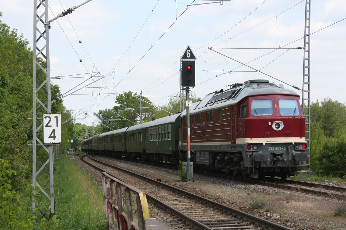 243 005 mit 232 601 der WFL verlsst mit dem Sonderzug den Bahnhof Ortrand in Richtung Cottbus Hbf am 14.5.22