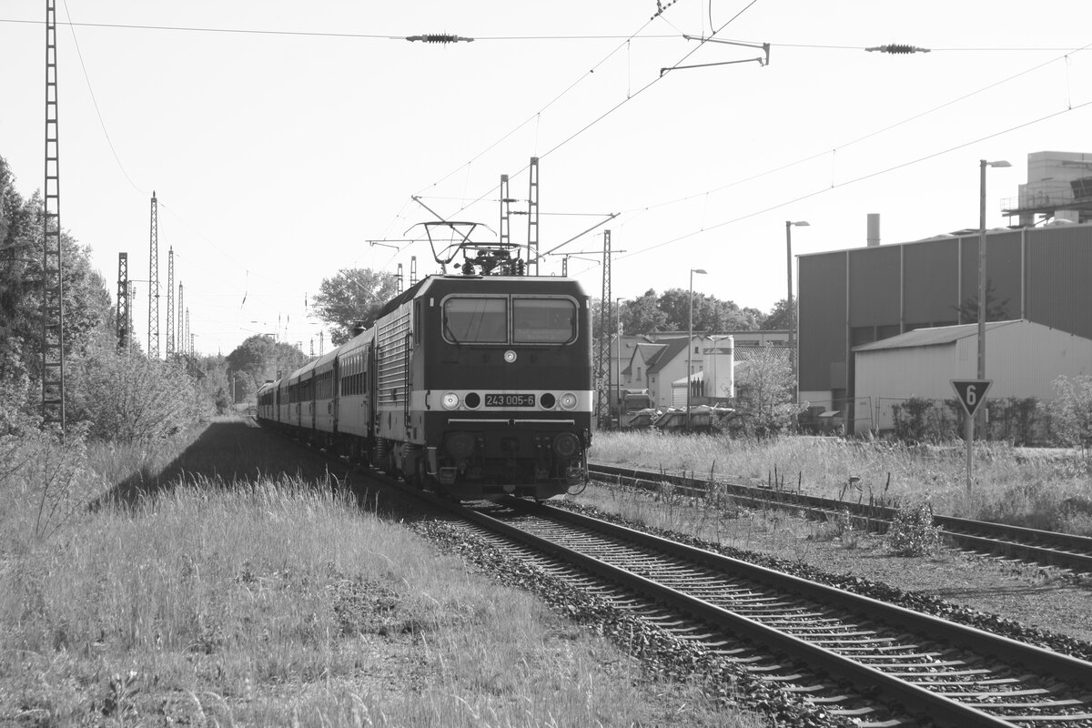 243 005 mit 232 601 der WFL am Zugschluss von Groenhain kommend bei der Einfahrt in den Bahnhof Ortrand am 15.5.22
