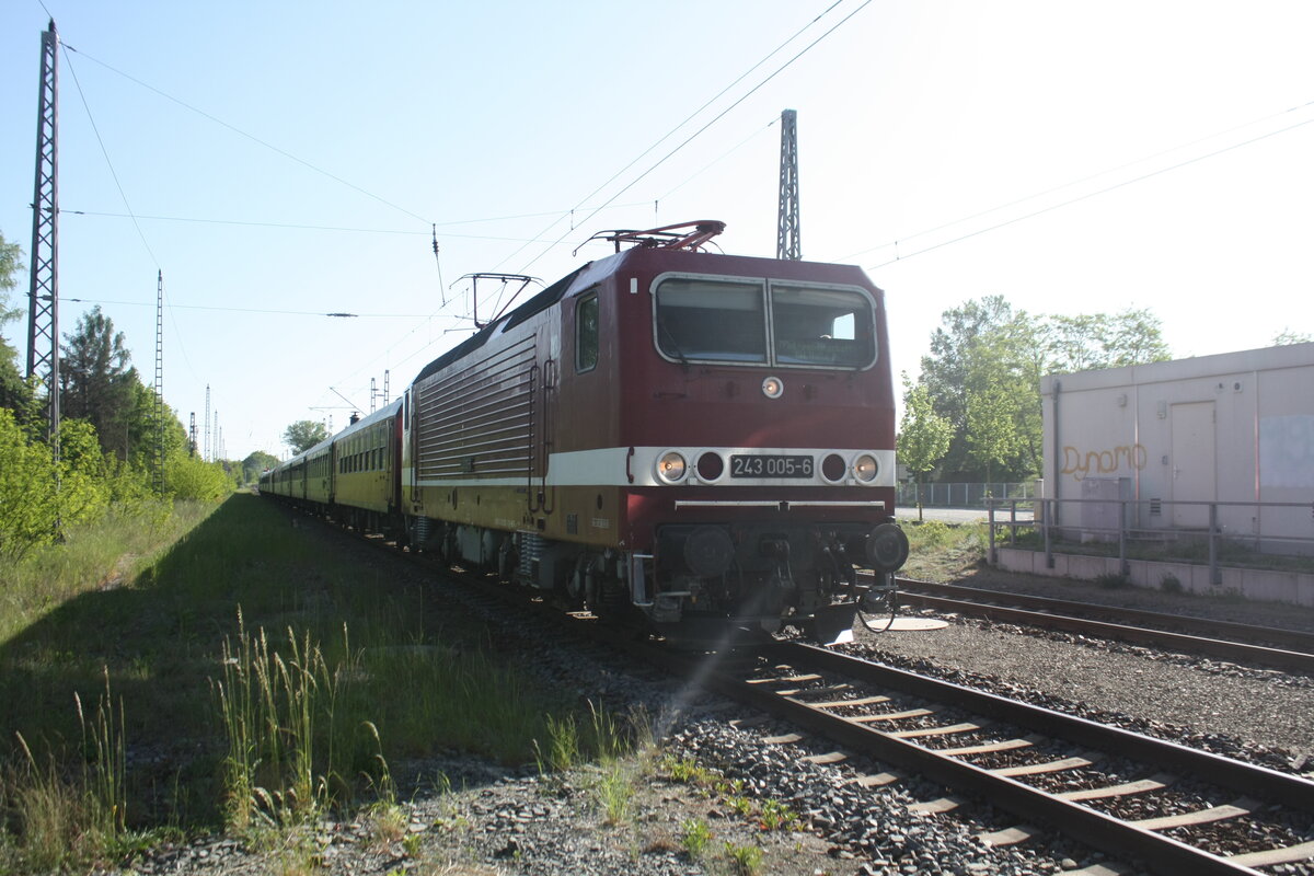 243 005 mit 232 601 der WFL am Zugschluss von Groenhain kommend bei der Einfahrt in den Bahnhof Ortrand am 15.5.22
