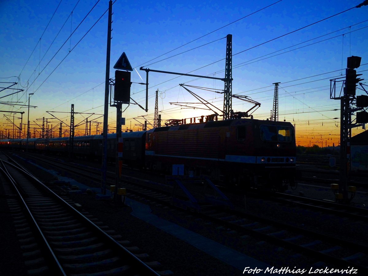 243 005 zieht den Sonderzug mit der 18 201 am Ende in den Leipziger Hbf rein am 7.5.16