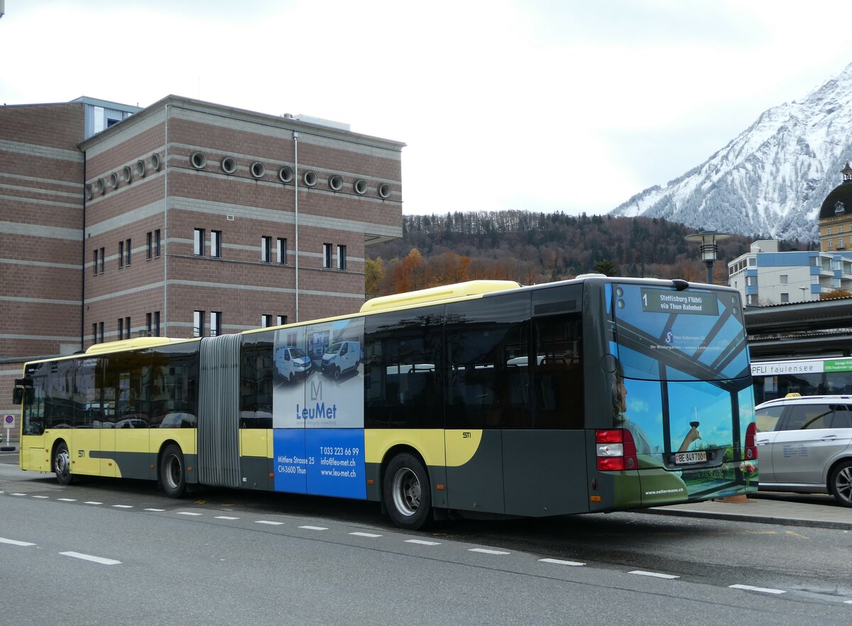 (243'068) - STI Thun - Nr. 700/BE 849'700 - MAN am 22. November 2022 beim Bahnhof Spiez