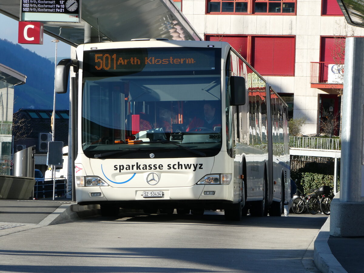 (243'654) - AAGS Schwyz - Nr. 34/SZ 53'434 - Mercedes am 8. Dezember 2022 beim Bahnhof Arth-Goldau