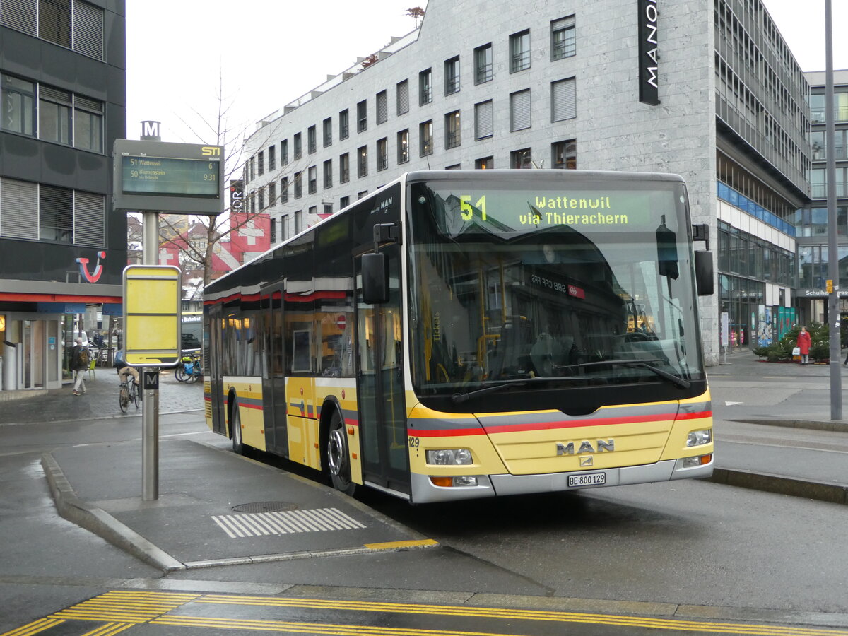 (243'872) - STI Thun - Nr. 129/BE 800'129 - MAN am 15. Dezember 2022 beim Bahnhof Thun