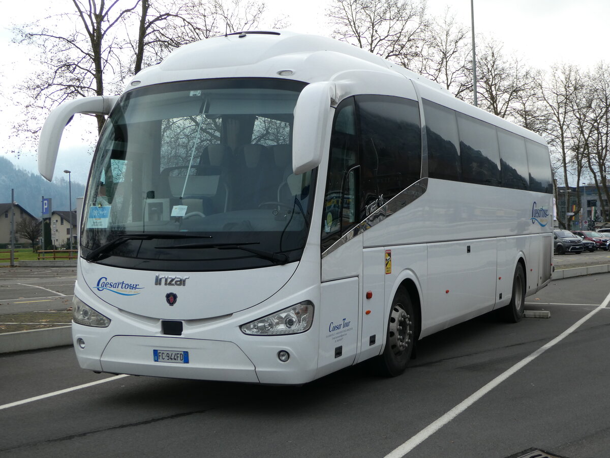 (244'017) - Aus Italien: Caesartour, Milano - FC-944 FD - Scania/Irizar am 18. Dezember 2022 beim Bahnhof Interlaken Ost