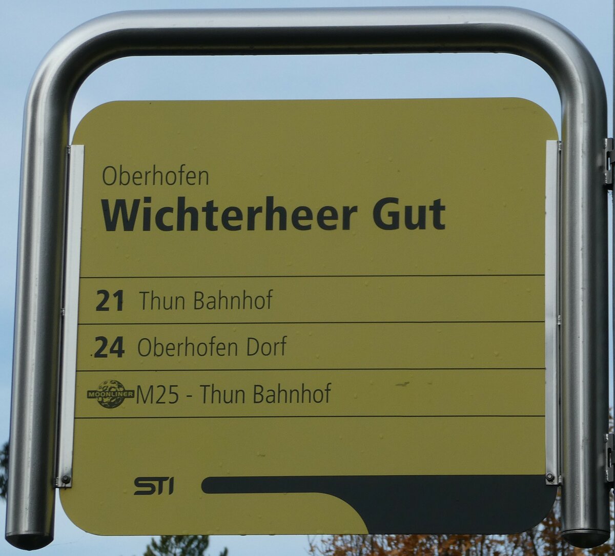 (244'026) - STI-Haltestellenschild - Oberhofen, Wichterheer Gut - am 19. Dezember 2022