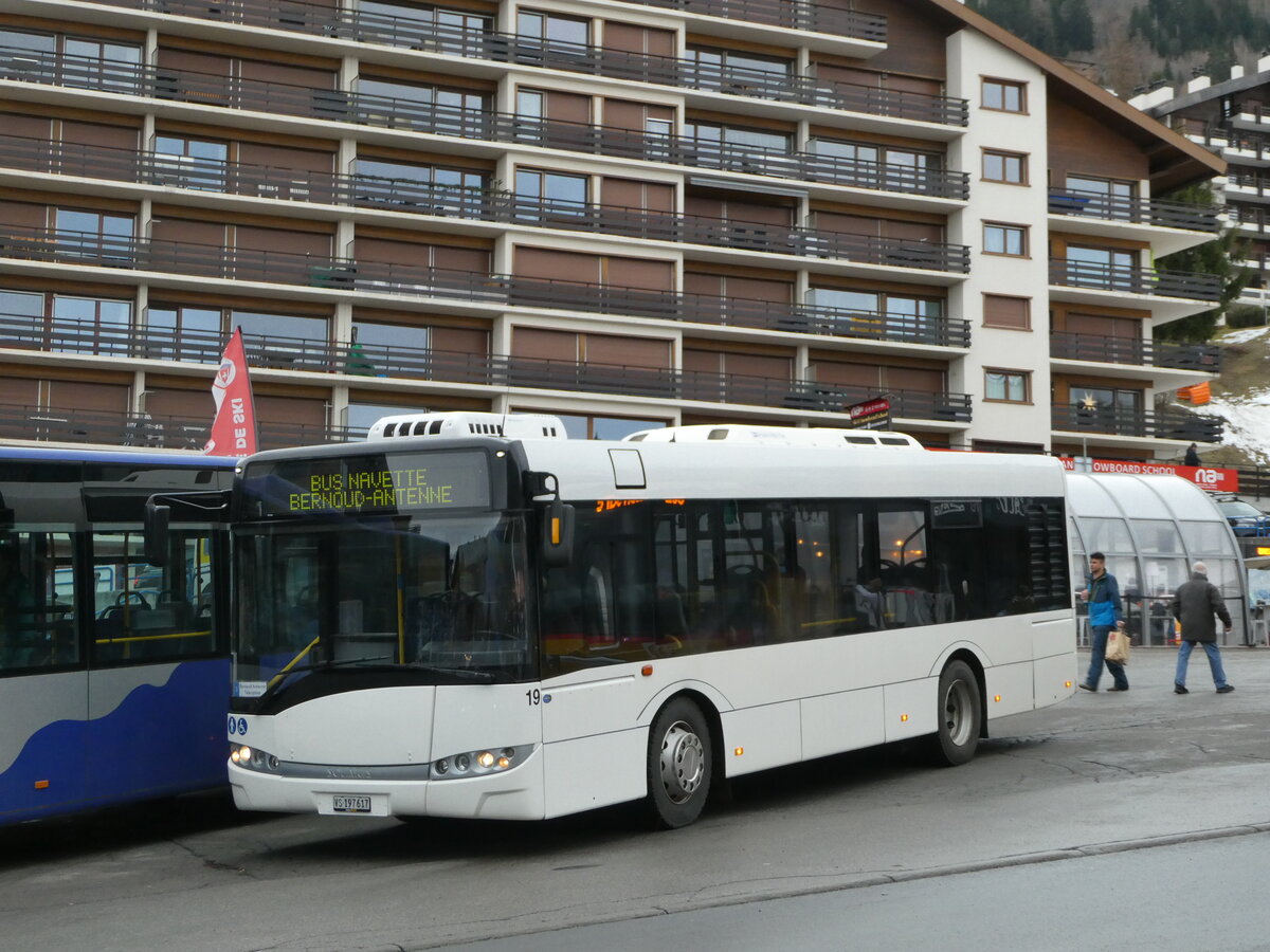 (244'199) - Lathion, Sion - Nr. 19/VS 197'617 - Solaris (ex Interbus, Yverdon Nr. 42; ex BRH ViaBus, D-Speyer; ex FirstGroup RheinNeckar, D-Speyer) am 26. Dezember 2022 in Haute-Nendaz, Tlcabine