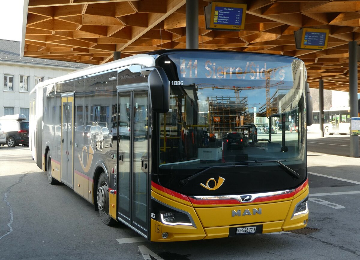 (244'253) - PostAuto Wallis - Nr. 83/VS 548'723 - MAN am 28. Dezember 2022 beim Bahnhof Sion