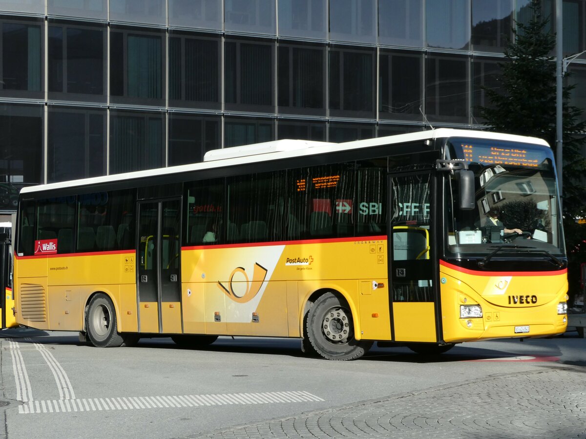 (244'359) - PostAuto Wallis - VS 424'841/PID 10'086 - Iveco am 1. Januar 2023 beim Bahnhof Visp