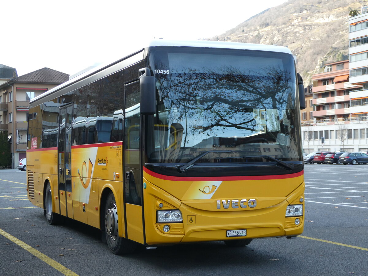 (244'366) - PostAuto Wallis - VS 445'913/PID 10'456 - Iveco am 1. Januar 2023 in Brig, Garage