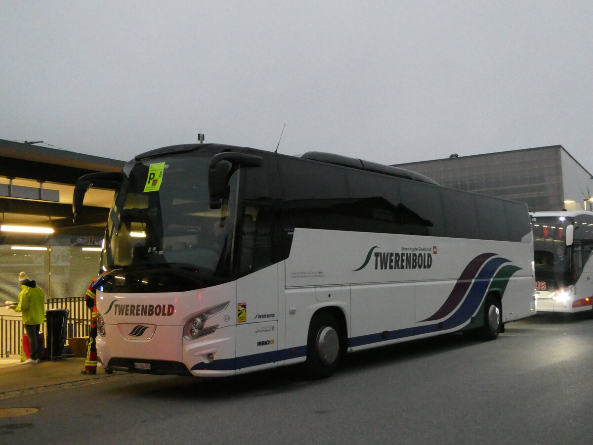 (244'464) - Twerenbold, Baden - Nr. 43/AG 204'059 - VDL am 7. Januar 2023 beim Bahnhof Frutigen