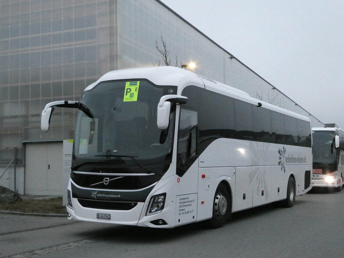 (244'473) - Scheiben, Emmentmatt - Nr. 8/BE 443'947 - Volvo am 7. Januar 2023 beim Bahnhof Frutigen