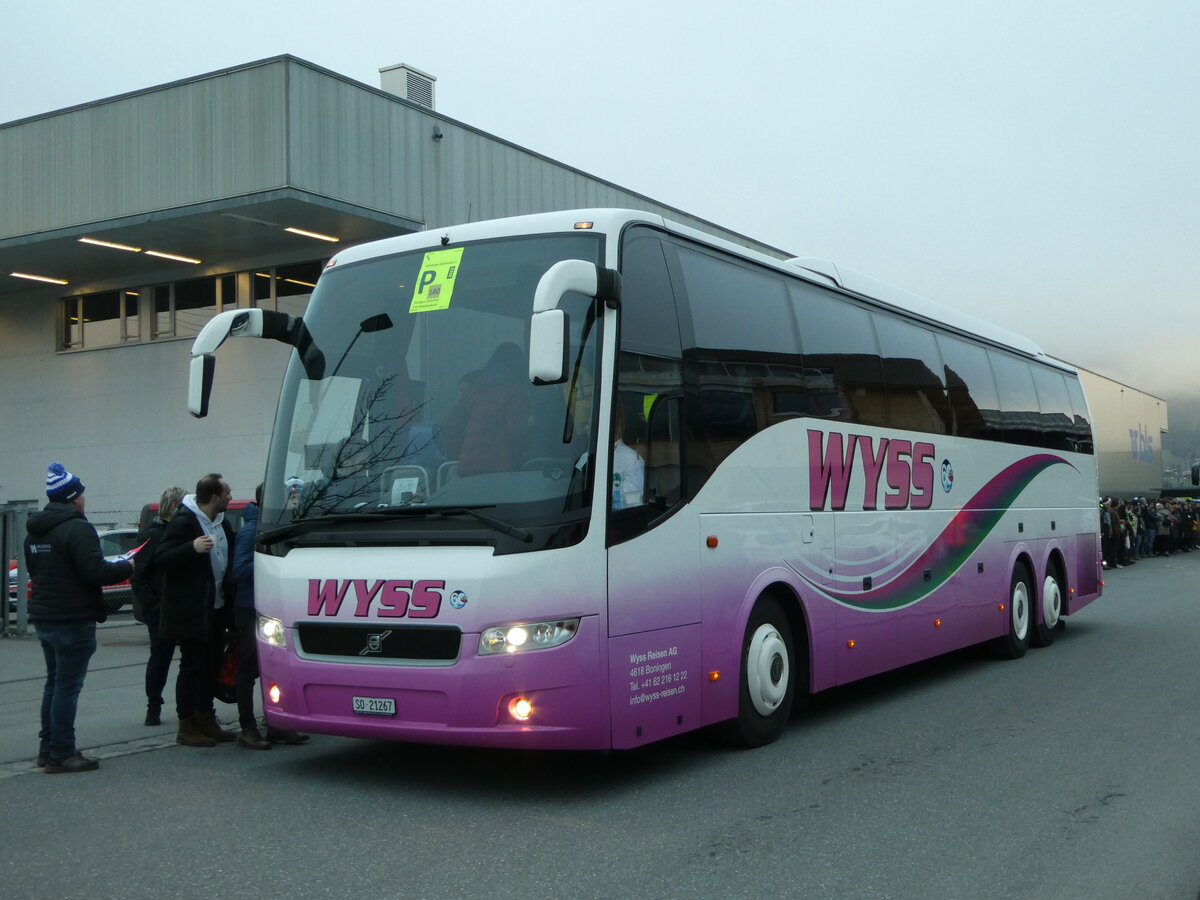 (244'542) - Wyss, Boningen - SO 21'267 - Volvo (ex Nr. 42) am 7. Januar 2023 beim Bahnhof 
Frutigen