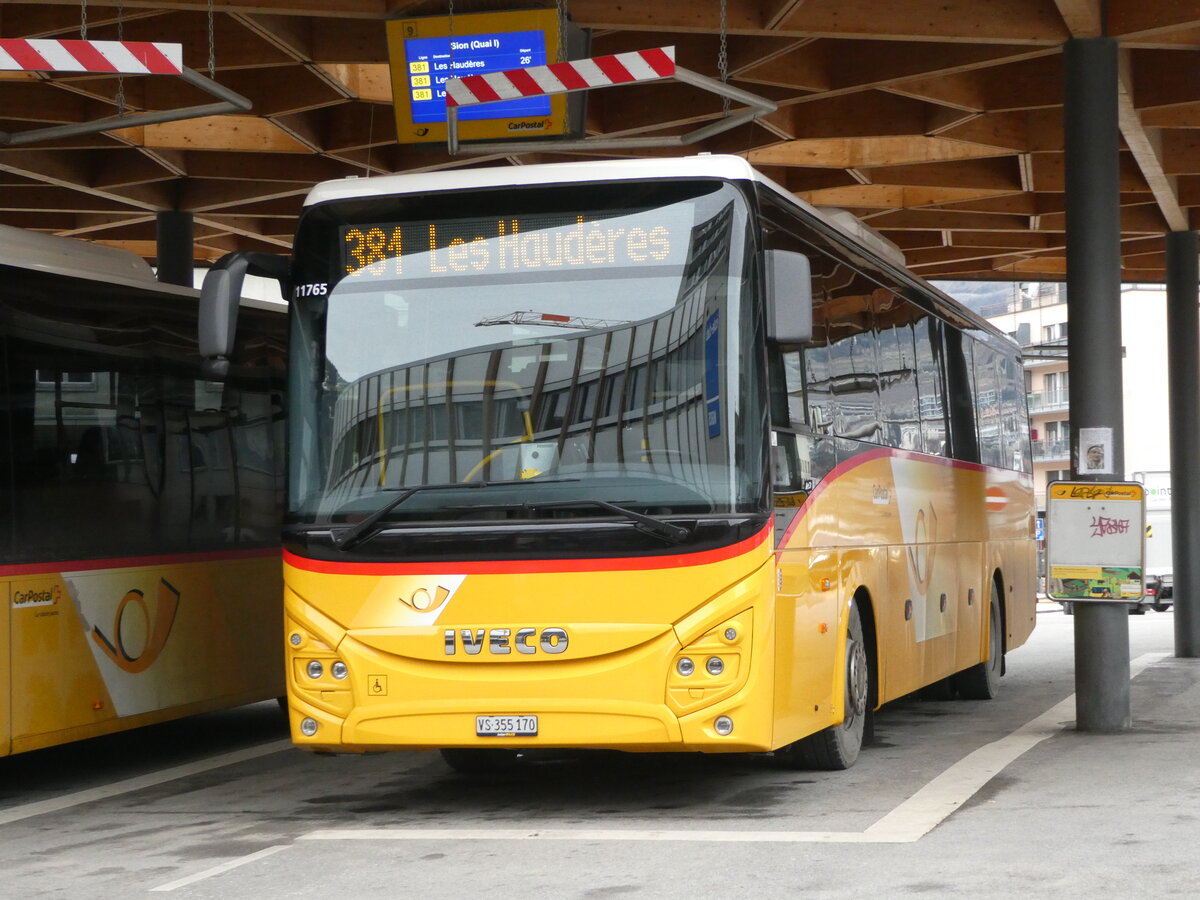 (244'977) - PostAuto Wallis - Nr. 8/VS 355'170/PID 11'765 - Iveco am 11. Januar 2023 beim Bahnhof Sion