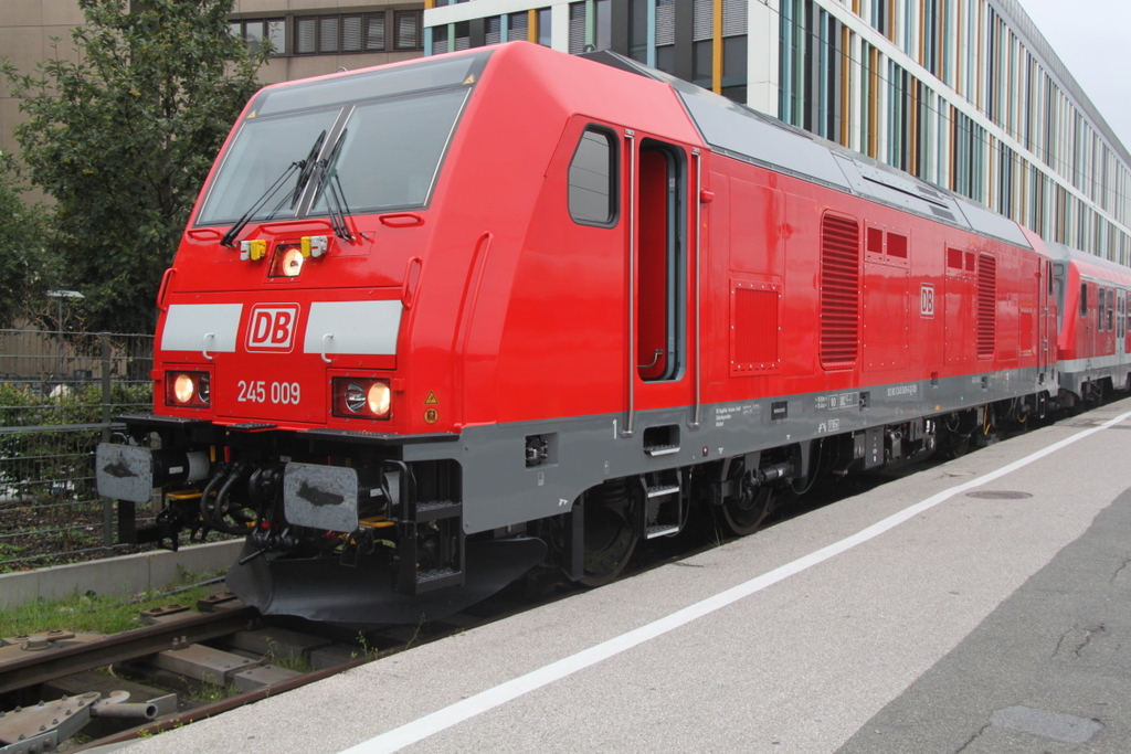 245 009-6 mit RB 27032 von Mhldorf(Oberbay) nach Mnchen Hbf kurz nach der der Ankunft im Mnchener Hbf.01.09.2014