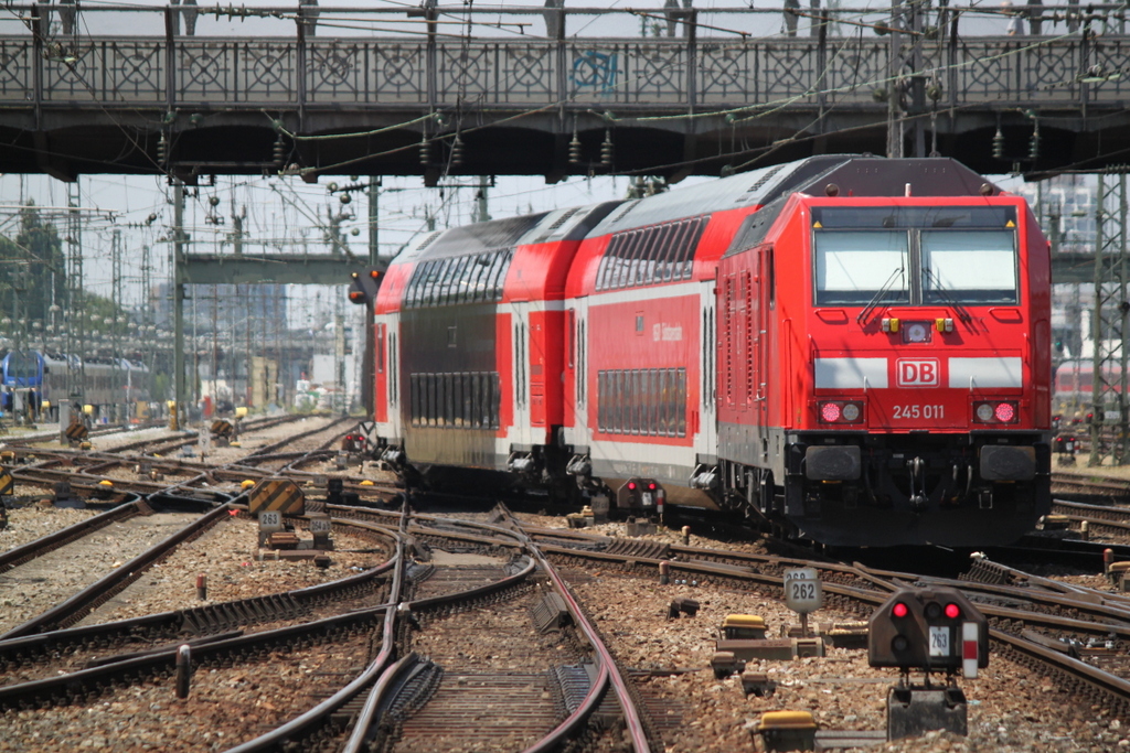 245 011 bei der Ausfahrt am 22.07.2016 im Mnchener Hbf.