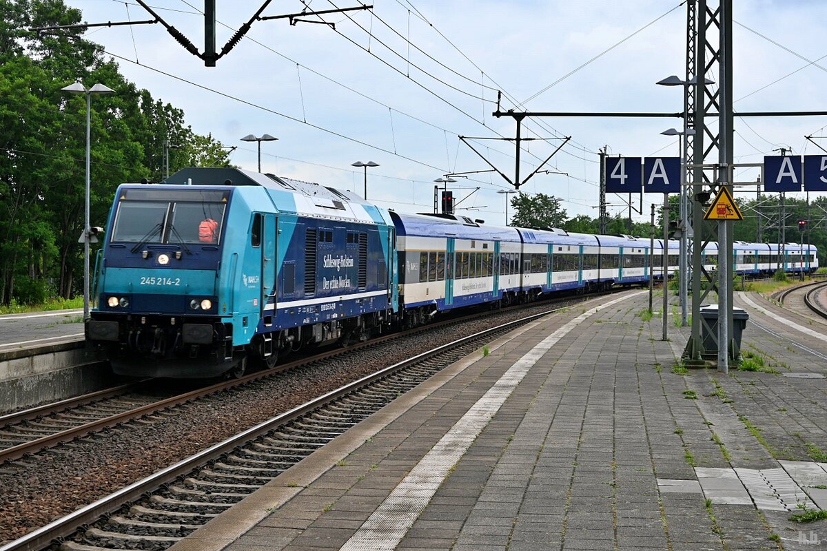 245 214-2 mit den RE6 nach westerland/sylt,einfahrt nach itzehoe,01.07.22