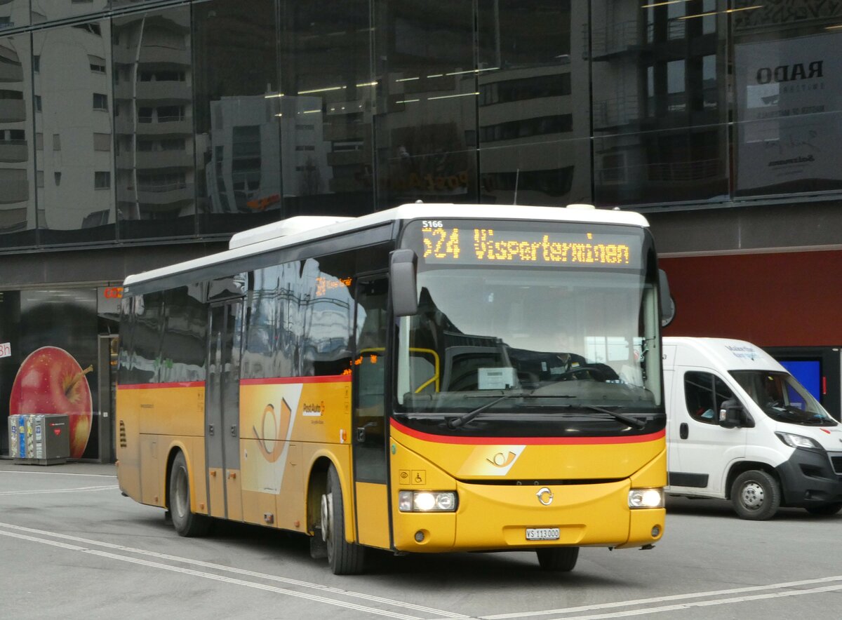 (245'005) - BUS-trans, Visp - VS 113'000/PID 5166 - Irisbus am 14. Januar 2023 beim Bahnhof Visp