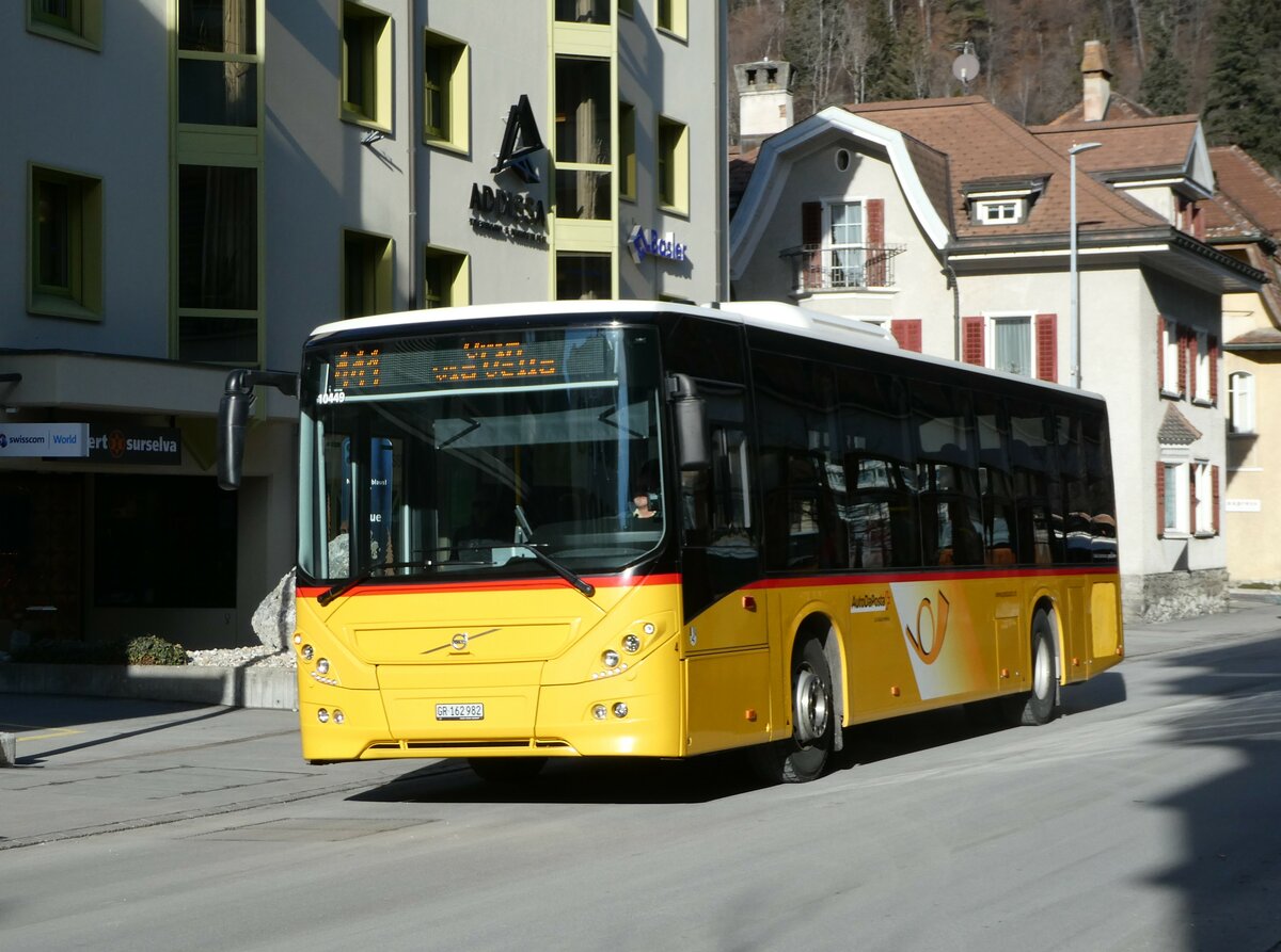 (245'107) - PostAuto Graubnden - Nr. 4/GR 162'982/PID 10'449 - Volvo (ex Fontana, Ilanz Nr. 4) am 18. Januar 2023 in Ilanz, Poststrasse