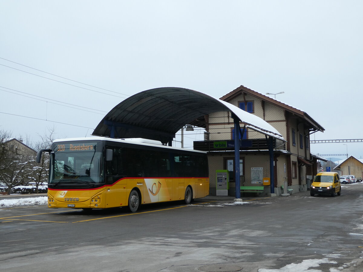 (245'267) - Engeloch, Riggisberg - Nr. 11/BE 27'809/PID 11'450 - Iveco am 23. Januar 2023 beim Bahnhof Thurnen