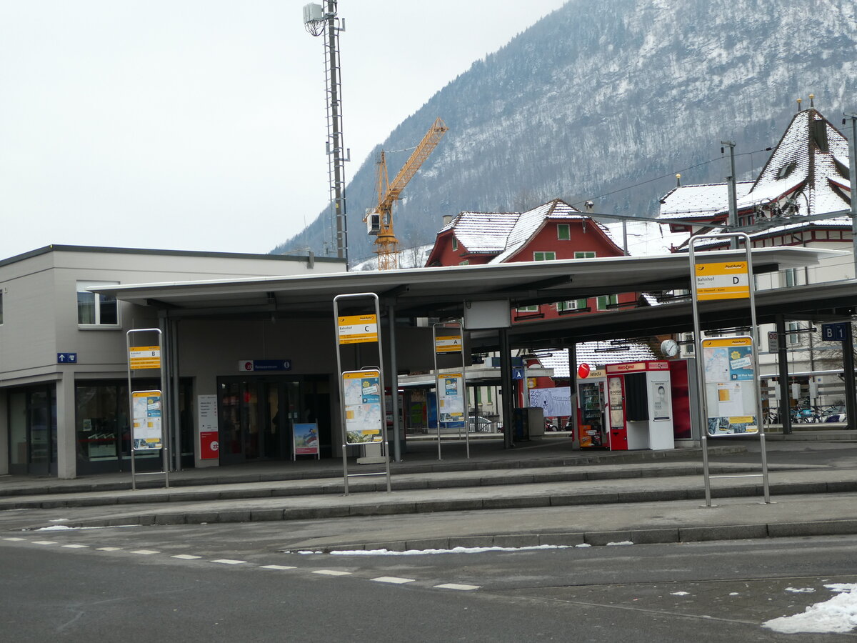 (245'400) - PostAuto-Haltestellen am 25. Januar 2023 beim Bahnhof Stans